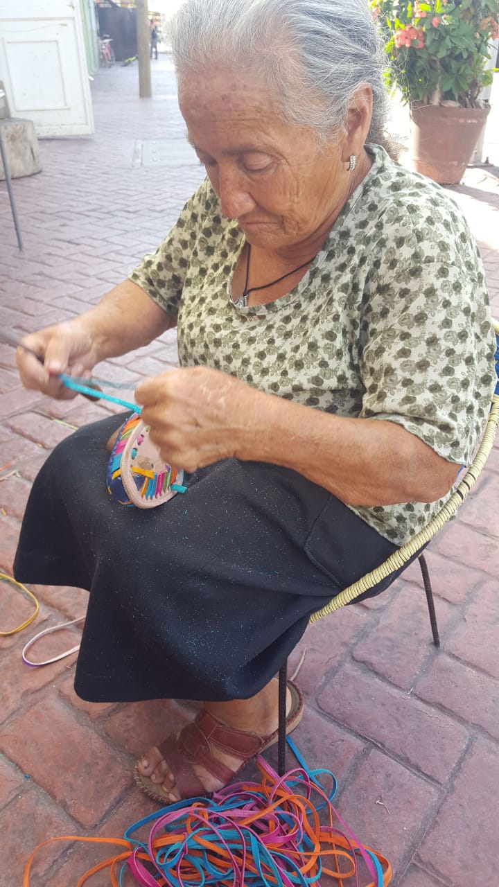 Artesana tejiendo a mano